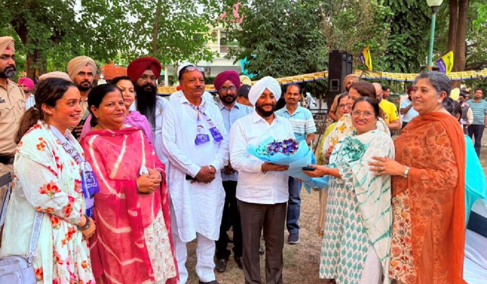 MLA Kulwant Singh interacting with residents during the Aap Di Sarkar Aap Da MC campaign in support of Rajinder Prasad Sharma in Ward 2, Mohali.