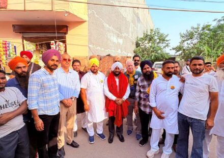 MLA Kulwant Singh interacting with residents during the Aap Di Sarkar Aap Da MC campaign in support of Harjit Singh in Ward 22, Mohali.
