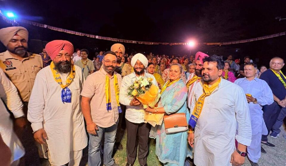 MLA Kulwant Singh participating in the Aap Di Sarkar Aap Da MC campaign in support of Satyajit Kundra in Ward 10, Mohali.
