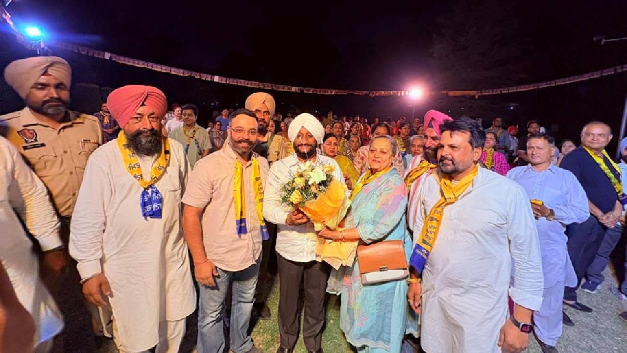 MLA Kulwant Singh participating in the Aap Di Sarkar Aap Da MC campaign in support of Satyajit Kundra in Ward 10, Mohali.