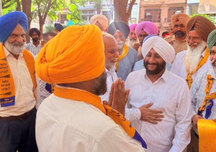 MLA Kulwant Singh interacting with residents during an election campaign in support of Bachchan Singh Boparai in Ward 38, Mohali.