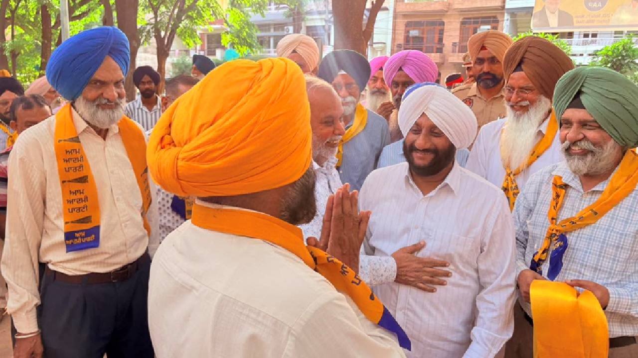 MLA Kulwant Singh interacting with residents during an election campaign in support of Bachchan Singh Boparai in Ward 38, Mohali.