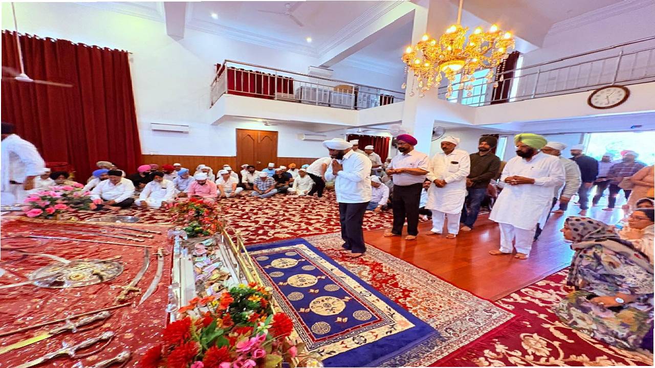 MLA Kulwant Singh attending the final Ardaas of Sardarni Harjeet Kaur Tandan Ji at Gurdwara Nanak Darbar Sector 91 Mohali and offering condolences to the family