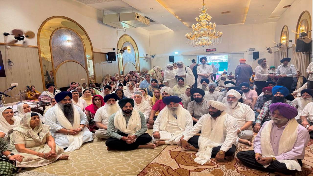 MLA Kulwant Singh at Gurdwara Akal Ashram Sohana receiving blessings and participating in the farewell ceremony for Bhai Davinder Singh Ji Khalsa's international Gurmat Prachar tour.