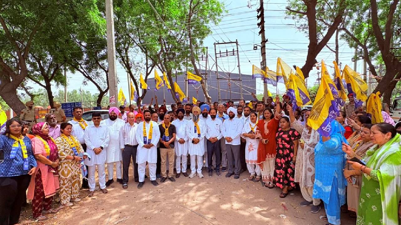 MLA Kulwant Singh flagging off the election campaign rally of Ward 50 candidate Harpal Singh Brar in Mohali.