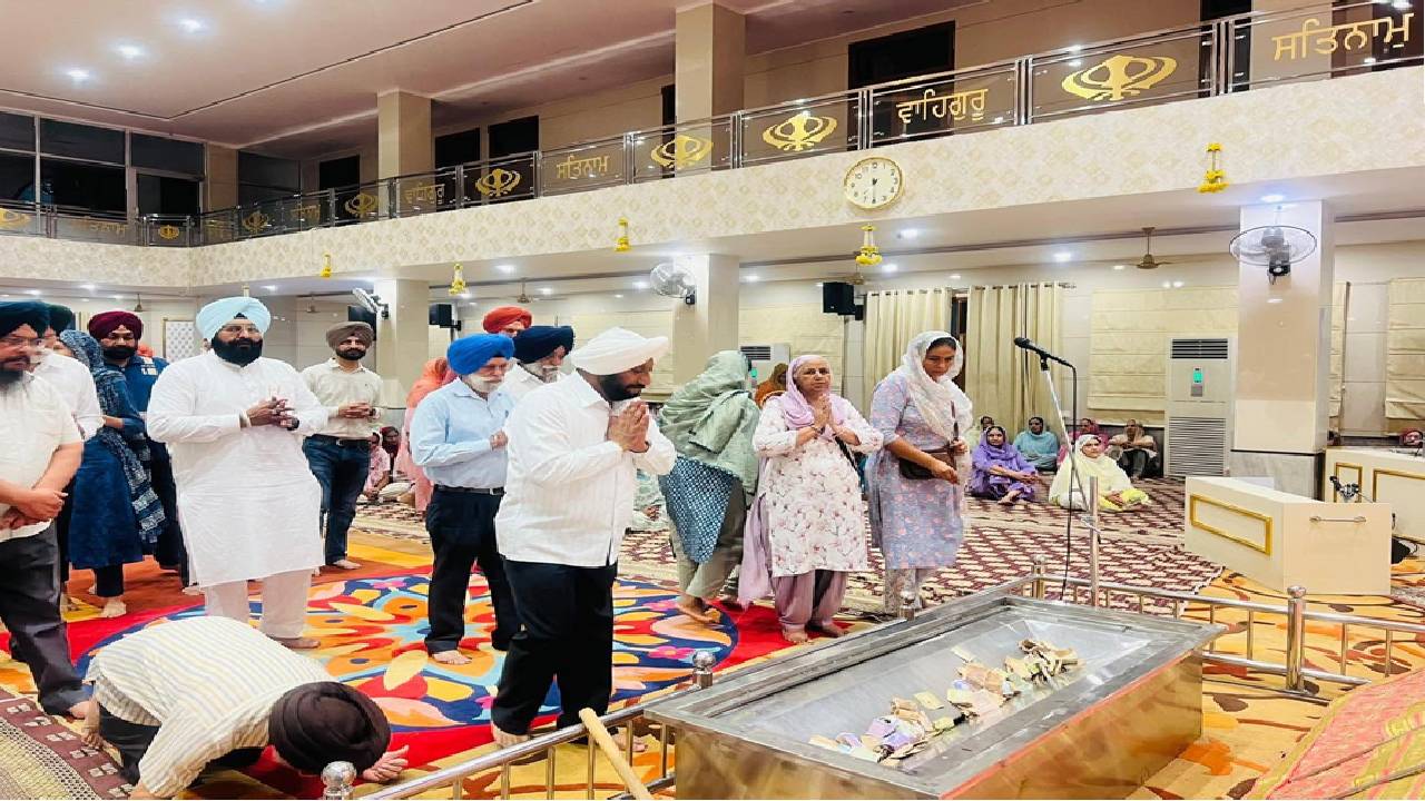 MLA Kulwant Singh attending a Kirtan Darbar at Gurdwara Sahib Sector 71 Mohali and congratulating S. Bachchan Singh Boparai on his Municipal Corporation election victory.