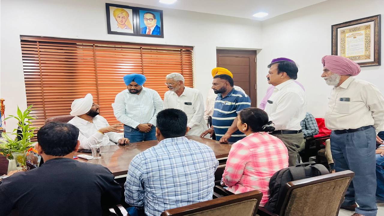 MLA Kulwant Singh interacting with Mohali residents, listening to public concerns and discussing solutions for local development and citizen services in SAS Nagar Mohali