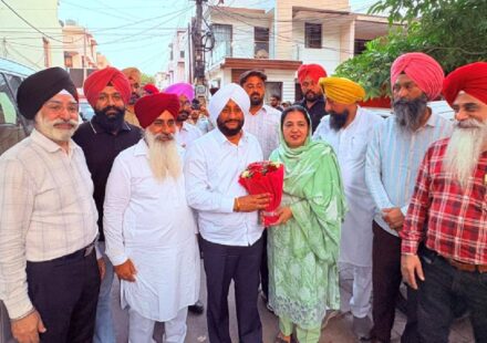 MLA Kulwant Singh meeting the election team of Bibi Arvinder Kaur in Ward 7, Mohali, to discuss municipal election preparations and local development.