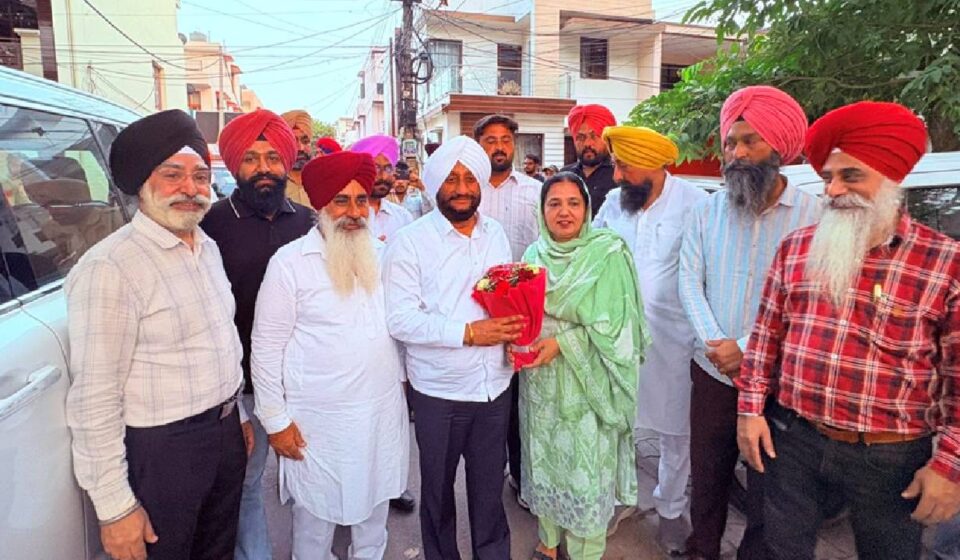 MLA Kulwant Singh meeting the election team of Bibi Arvinder Kaur in Ward 7, Mohali, to discuss municipal election preparations and local development.