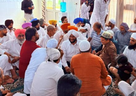 MLA Kulwant Singh interacting with community members in Moli Baidwan during an election campaign in support of Satwinder Singh Mithu in Ward 26.