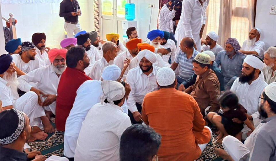 MLA Kulwant Singh interacting with community members in Moli Baidwan during an election campaign in support of Satwinder Singh Mithu in Ward 26.