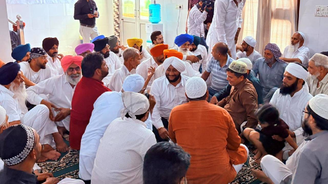 MLA Kulwant Singh interacting with community members in Moli Baidwan during an election campaign in support of Satwinder Singh Mithu in Ward 26.