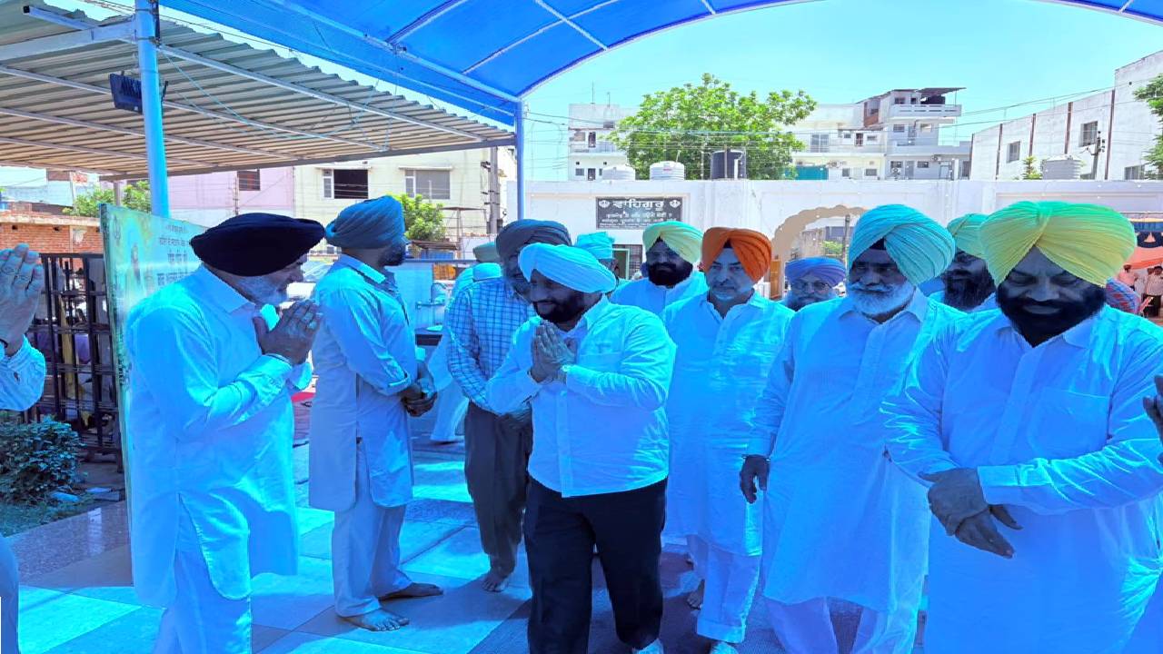 MLA Kulwant Singh attending a thanksgiving Path Sahib ceremony at Gurdwara Singh Shaheedan and congratulating Naseeb Singh Sandhu on his Ward 24 victory.
