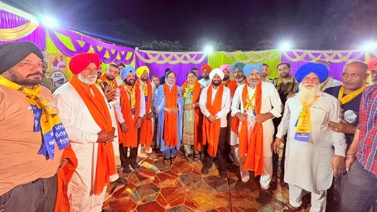 MLA Kulwant Singh interacting with residents during an election campaign in support of Satwinder Singh Mithu in Ward 26, Mohali.
