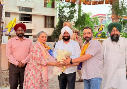 MLA Kulwant Singh meeting residents during an election campaign in support of Satyajit Kundra in Ward 10, Mohali.