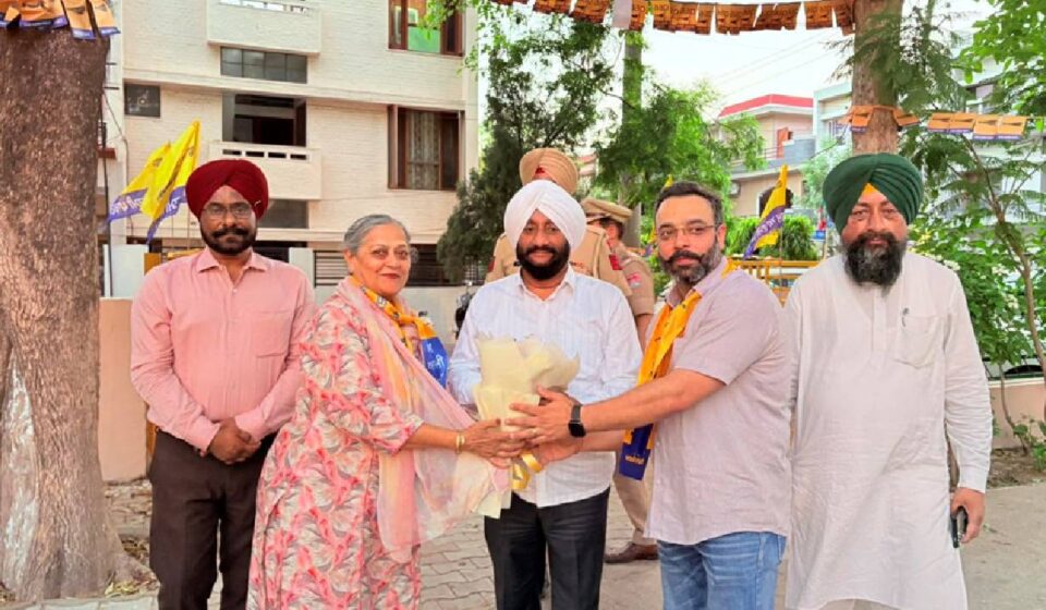MLA Kulwant Singh meeting residents during an election campaign in support of Satyajit Kundra in Ward 10, Mohali.