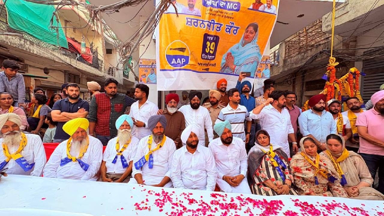 MLA Kulwant Singh interacting with residents during an election campaign in support of Bibi Sharanjit Kaur in Ward 39, Mohali.
