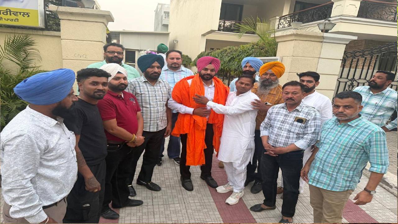 Mayor Sarabjeet Singh Samana receives congratulations from Aman Kumar Paswan, Kuldeep Singh, and community leaders at his office in Mohali