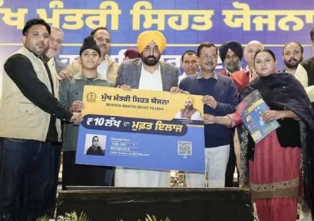 MLA Kulwant Singh highlighting the Punjab Government's ₹10 lakh health insurance scheme and free eye surgery initiative benefiting residents of SAS Nagar Mohali