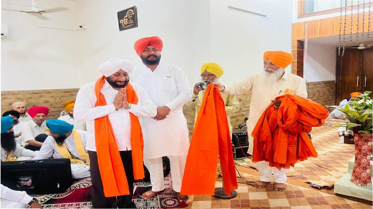 MLA Kulwant Singh attending Sri Akhand Path Sahib in village Bhagomajra and congratulating Rajinder Singh Ji and his family on his retirement