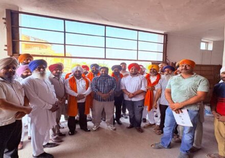 MLA Kulwant Singh addressing residents during a public meeting in Dairi village, SAS Nagar Mohali, highlighting development and public welfare initiatives