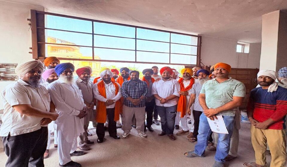 MLA Kulwant Singh addressing residents during a public meeting in Dairi village, SAS Nagar Mohali, highlighting development and public welfare initiatives