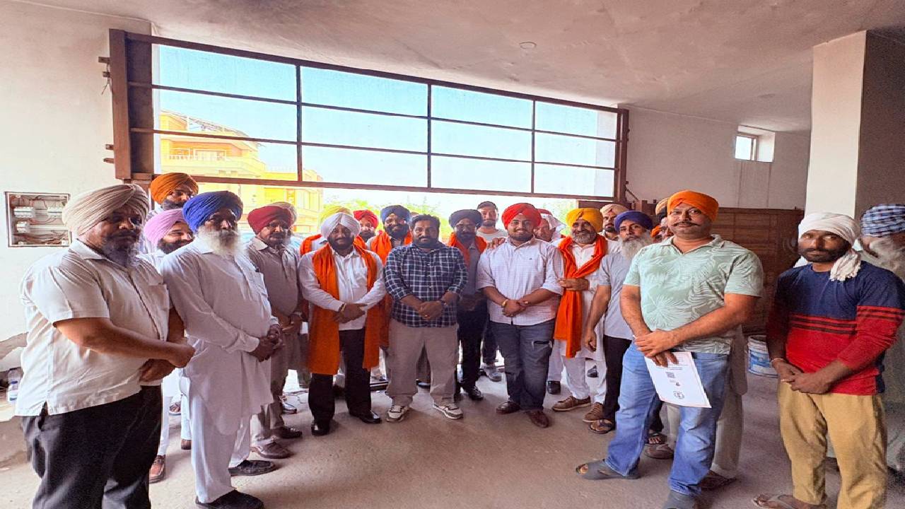 MLA Kulwant Singh addressing residents during a public meeting in Dairi village, SAS Nagar Mohali, highlighting development and public welfare initiatives