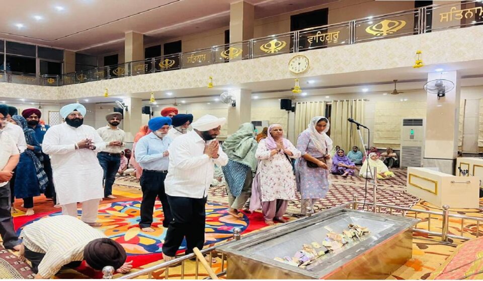 MLA Kulwant Singh attending a Kirtan Darbar at Gurdwara Sahib Sector 71 Mohali and congratulating S. Bachchan Singh Boparai on his Municipal Corporation election victory