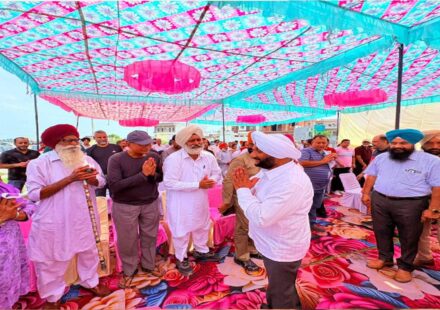 MLA Kulwant Singh addressing residents during the Lok Milni programme in Ward No. 43, Mohali.