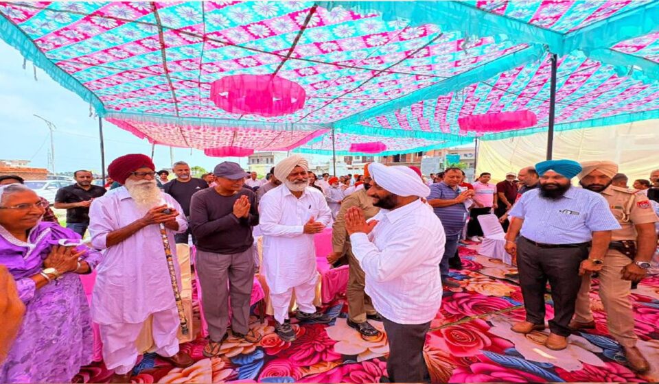 MLA Kulwant Singh addressing residents during the Lok Milni programme in Ward No. 43, Mohali.