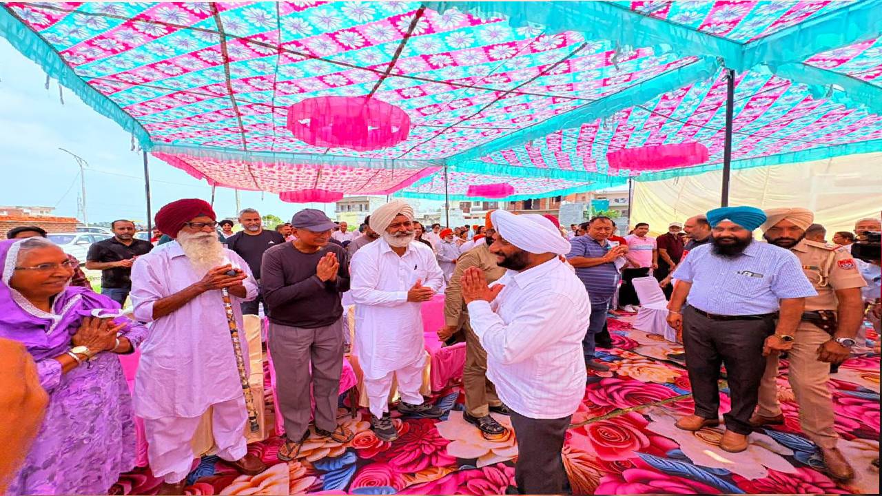 MLA Kulwant Singh addressing residents during the Lok Milni programme in Ward No. 43, Mohali.