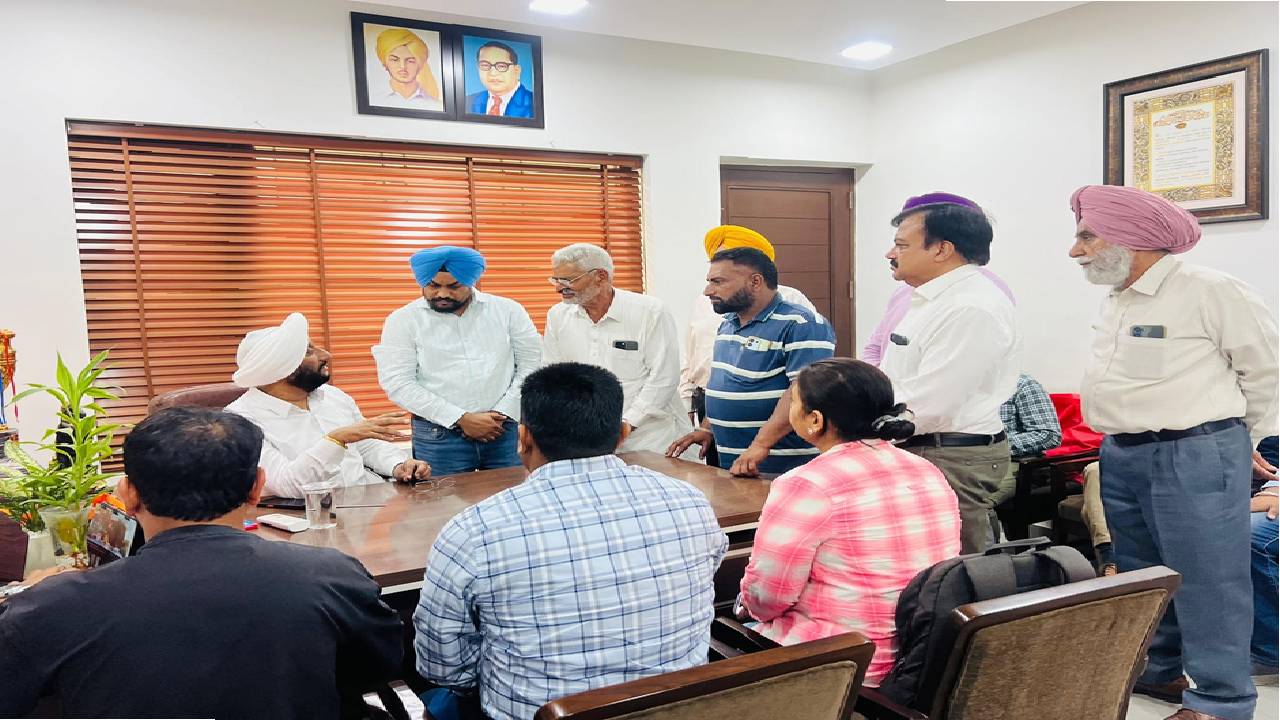 MLA Kulwant Singh interacting with Mohali residents, listening to public concerns and discussing solutions for local development and citizen services in SAS Nagar Mohali