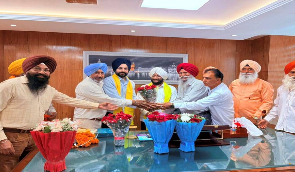 MLA Kulwant Singh meeting Municipal Corporation officials and councillors to discuss Mohali development, civic infrastructure, and public services