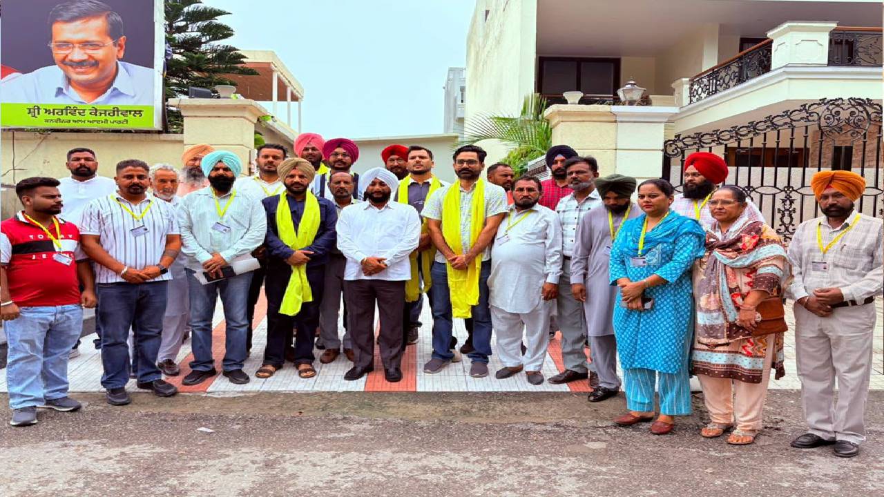 MLA Kulwant Singh interacting with youth volunteers supporting the Punjab Government's anti-drug campaign in Mohali