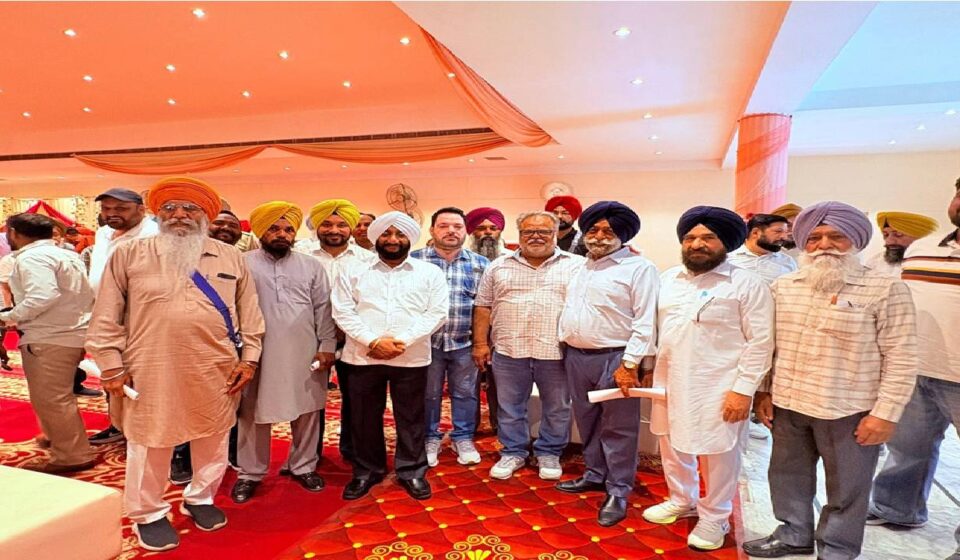 MLA Kulwant Singh interacting with community volunteers during a meeting in SAS Nagar Mohali to discuss local development works and public welfare initiatives.