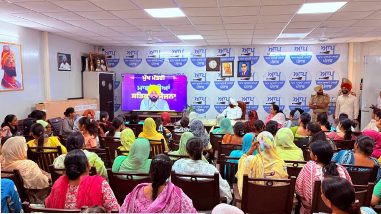 Women from SAS Nagar Mohali meeting MLA Kulwant Singh after receiving financial assistance under the Punjab Government's Mata Dharat Maan Yojana