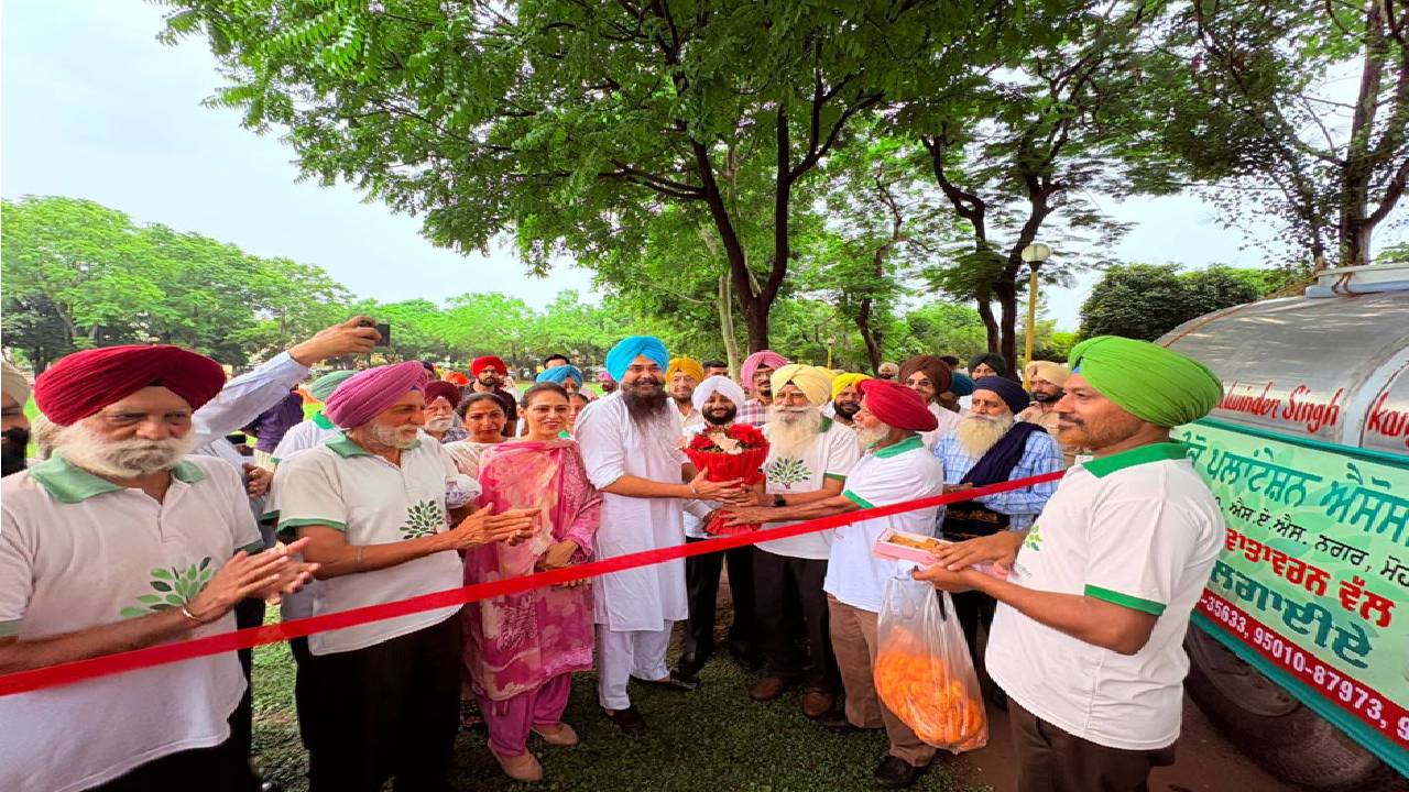 MLA Kulwant Singh and MP Malwinder Singh Kang inaugurating an open gym and dedicating a water tanker to residents of Sector 69, SAS Nagar Mohali