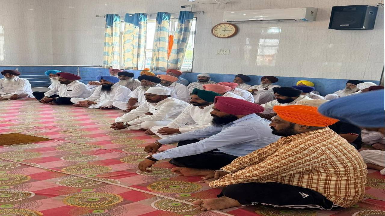 Mayor Sarabjeet Singh Samana attends the Antim Ardas of late Sukhwinder Singh Virk Ji at the Gurdwara Sahib in Landran, Mohali, and offers condolences to the family.