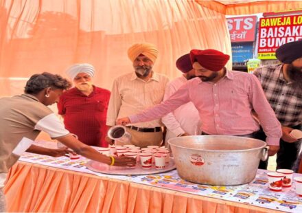 Mayor Sarabjeet Singh Samana participates in the Chhabeel Seva organised by local residents at Phase 7, SAS Nagar Mohali, in memory of Sri Guru Arjan Dev Ji.