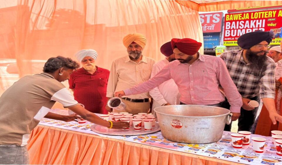 Mayor Sarabjeet Singh Samana participates in the Chhabeel Seva organised by local residents at Phase 7, SAS Nagar Mohali, in memory of Sri Guru Arjan Dev Ji.