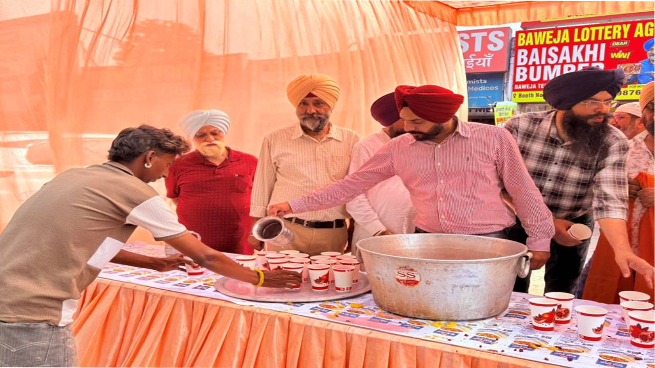 Mayor Sarabjeet Singh Samana participates in the Chhabeel Seva organised by local residents at Phase 7, SAS Nagar Mohali, in memory of Sri Guru Arjan Dev Ji.