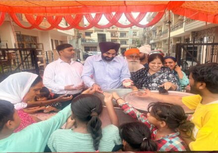 Mayor Sarabjeet Singh Samana serves cold drinking water during the Chhabeel Seva at Shine Enclave, Sector 71, SAS Nagar Mohali