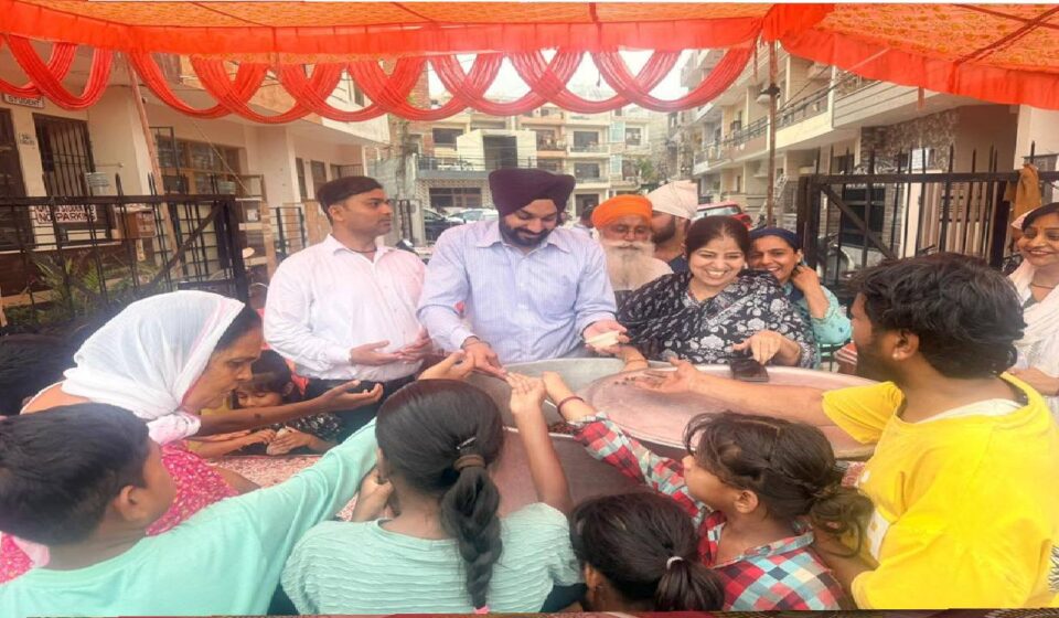 Mayor Sarabjeet Singh Samana serves cold drinking water during the Chhabeel Seva at Shine Enclave, Sector 71, SAS Nagar Mohali