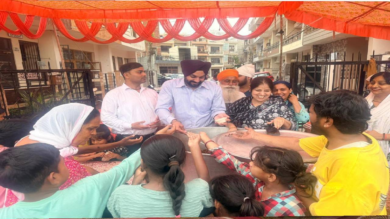 Mayor Sarabjeet Singh Samana serves cold drinking water during the Chhabeel Seva at Shine Enclave, Sector 71, SAS Nagar Mohali