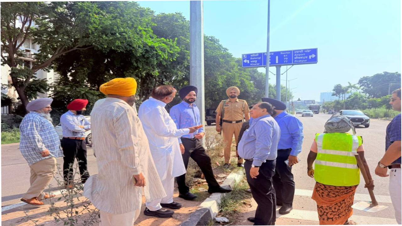 Mayor Sarabjeet Singh Samana inspects cleanliness arrangements in Sector 88 and Sector 89 of SAS Nagar Mohali and reviews sanitation work with officials