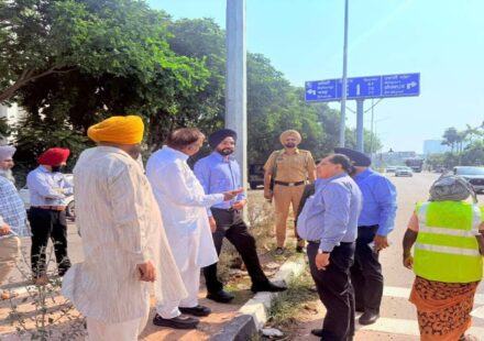 Mayor Sarabjeet Singh Samana inspects cleanliness arrangements in Sector 88 and Sector 89 of SAS Nagar Mohali and reviews sanitation work with officials