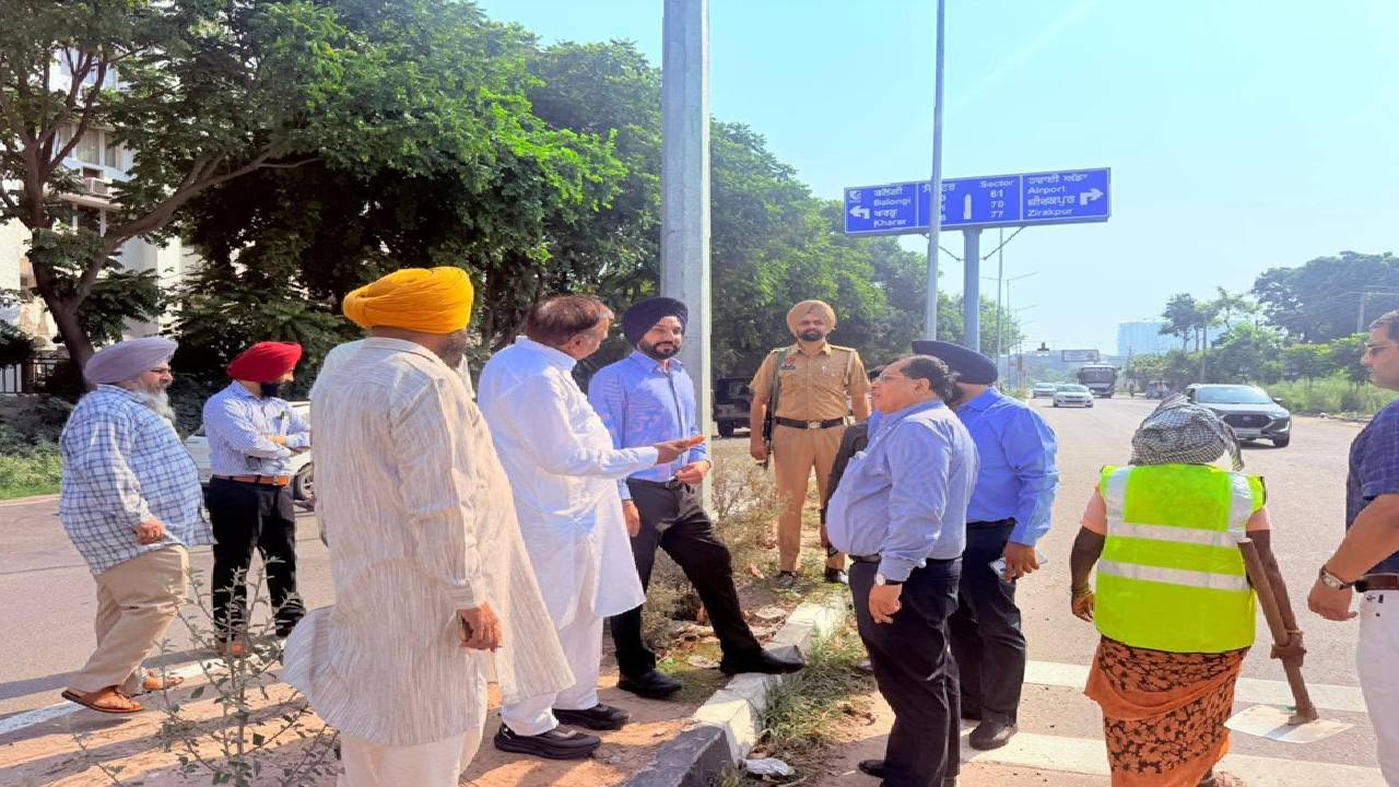 Mayor Sarabjeet Singh Samana inspects cleanliness arrangements in Sector 88 and Sector 89 of SAS Nagar Mohali and reviews sanitation work with officials