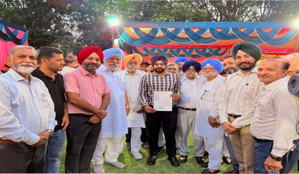 Mayor Sarabjeet Singh Samana, Senior Deputy Mayor, Deputy Mayor, and the Municipal Corporation team being honoured by residents during a community function in Mohali