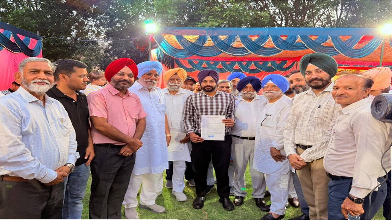 Mayor Sarabjeet Singh Samana, Senior Deputy Mayor, Deputy Mayor, and the Municipal Corporation team being honoured by residents during a community function in Mohali