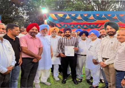 Mayor Sarabjeet Singh Samana, Senior Deputy Mayor, Deputy Mayor, and the Municipal Corporation team being honoured by residents during a community function in Mohali.
